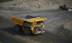 国内首台成功改造载重290吨无人驾驶矿用卡车