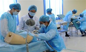 医学生戴假屁股供同学练习扎针  中国医学教育行业发展现状分析