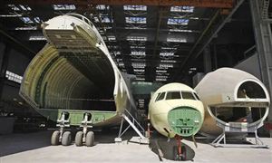 中国喷气式支线客机ARJ21首次交付海外 迈出商业运营新步伐