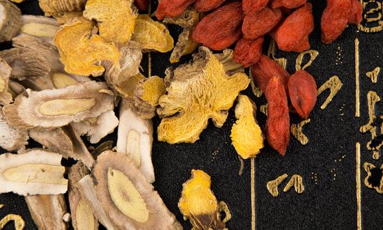 XBB可能缩短免疫保护期 近期在院新冠相关死亡病例59938例 抗病毒中草药行业深度分析