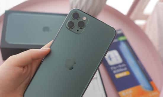 苹果新专利显示器可卷曲 手机显示屏行业发展趋势