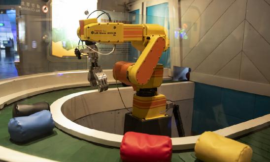 商用机器人行业分析 IDC：2022年商用服务机器人中国市场总体规模1.69亿美元