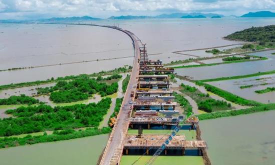 黄茅海大桥首片钢箱梁吊装成功 跨海桥梁工程投资前景预测报告