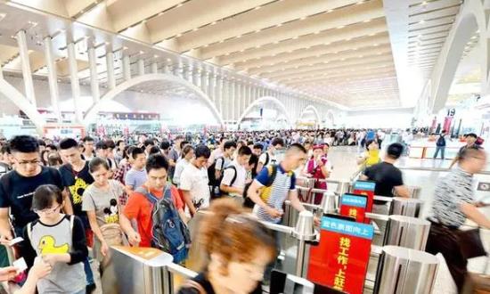 暑运下半程：铁路客流持续高位运行 铁路客运行业运行现状及发展趋势