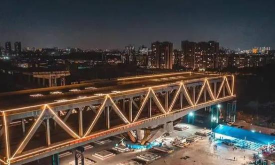 我国首座转体双层公路桥成功跨越运营铁路 桥梁工程建设高质量发展