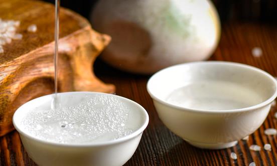 目前兼香市场容量约5%-7%规模约为200-300亿元 中国兼香型白酒行业营收分析