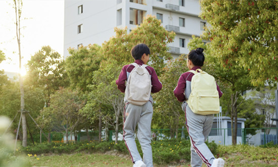 学生校服行业分析：中国最大的校服品牌市场占比不到1% 行业拥有上千亿的潜在空间