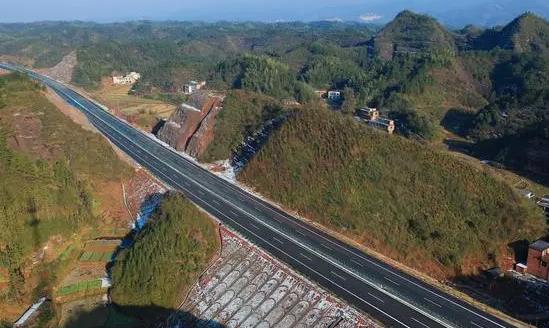 公路建设高质量发展 “十四五”期间公路工程建筑预计投资6.77万亿