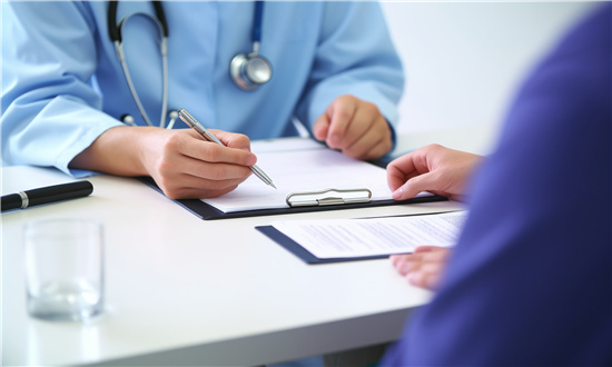 监管再次规范短期健康险：严禁“0”费率 预测2025年我国健康险保费收入分析