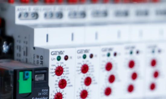 随着新能源汽车持续发展  高压直流继电器需求有望大幅度增长  带动继电器市场整体快速增长