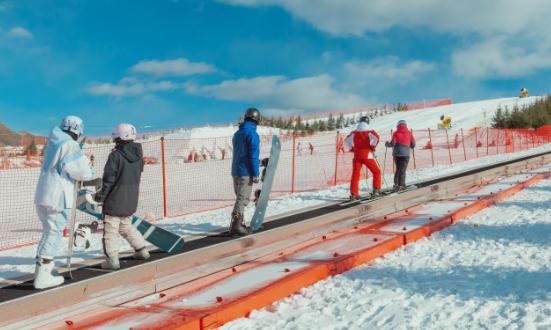 冰雪经济热力十足 2024冰雪经济行业发展现状分析