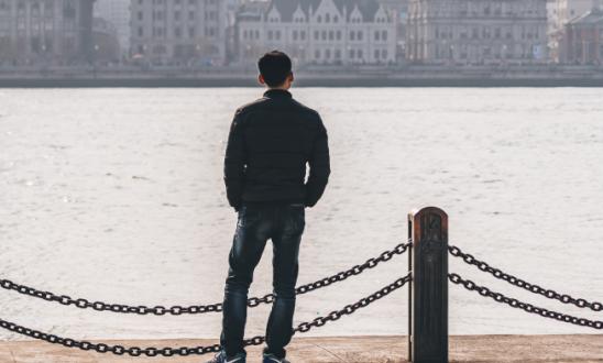 随着单身人群的逐年壮大  单身经济已在消费、投资、文化等领域全面开花