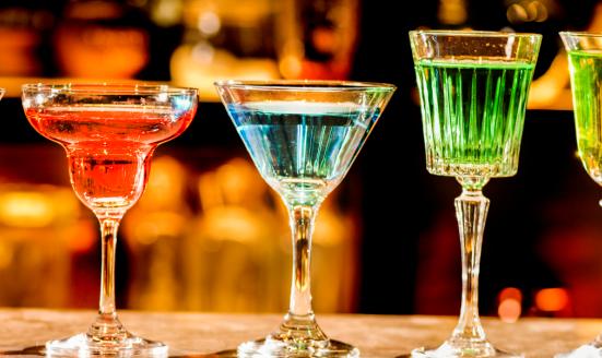 目前鸡尾酒行业只占整个酒行业份额的0.12%  其市场发展空间广阔