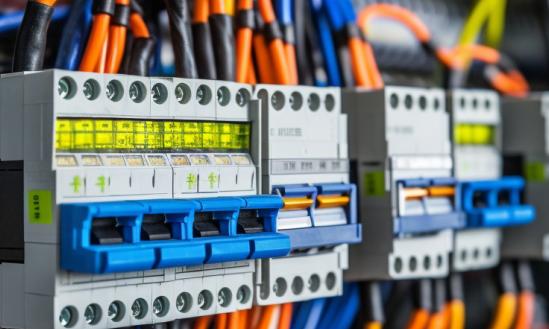 如今电网建设更加智能化、数字化  电力系统运行更加绿色低碳、智慧高效