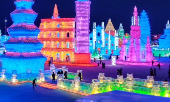 冰雪经济行业近年来呈现出蓬勃的发展态势：今年春节假期哈尔滨市实现旅游总收入164.2亿元