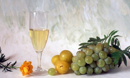 2024年中国半甜白葡萄酒行业发展背景及重点企业情况