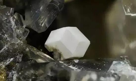 2024稀有金属矿行业发展研究报告：钙钛矿未来市场空间广阔