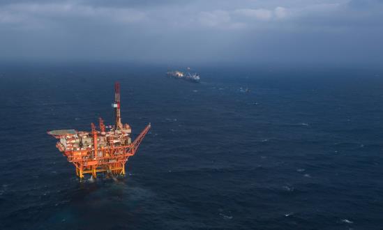 2024年油田气市场展望：石油市场有望持续趋于宽松 价格波动中枢将下降至70美元附近