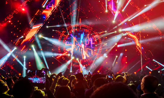 粉丝经济行业运营模式分析及投资盈利分析 全球粉丝经济市场规模已达到数千亿美元