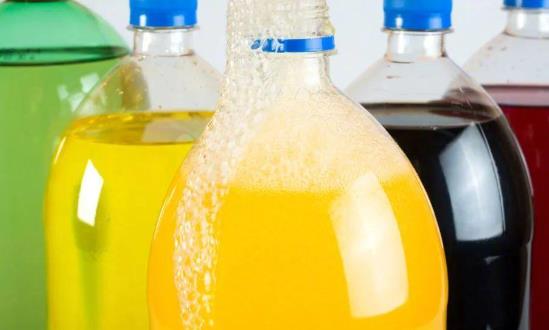 市场前景预测：预计到2025年碳酸饮料市场消费规模达900亿元人民币