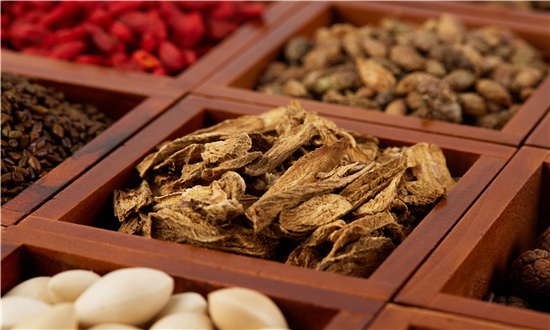 2024年中药材行业市场全景调研 预计2024年中国中药材市场规模约为3000亿元