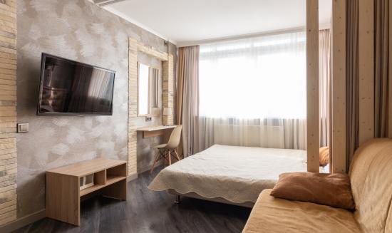 中国商用电视行业运行现状：酒店地产行业为商用电视最大的需求市场。