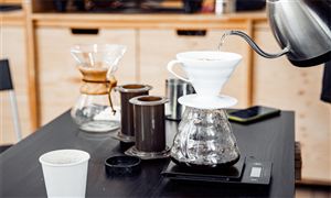 星巴克被曝喝出咖啡机零件